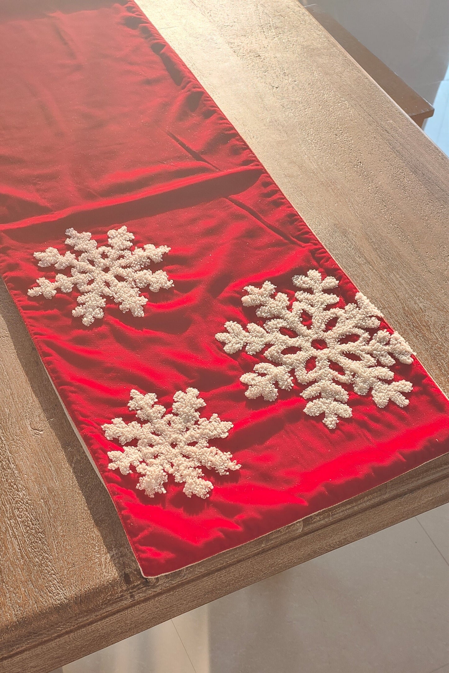 TABLE RUNNER SNOWFLAKES