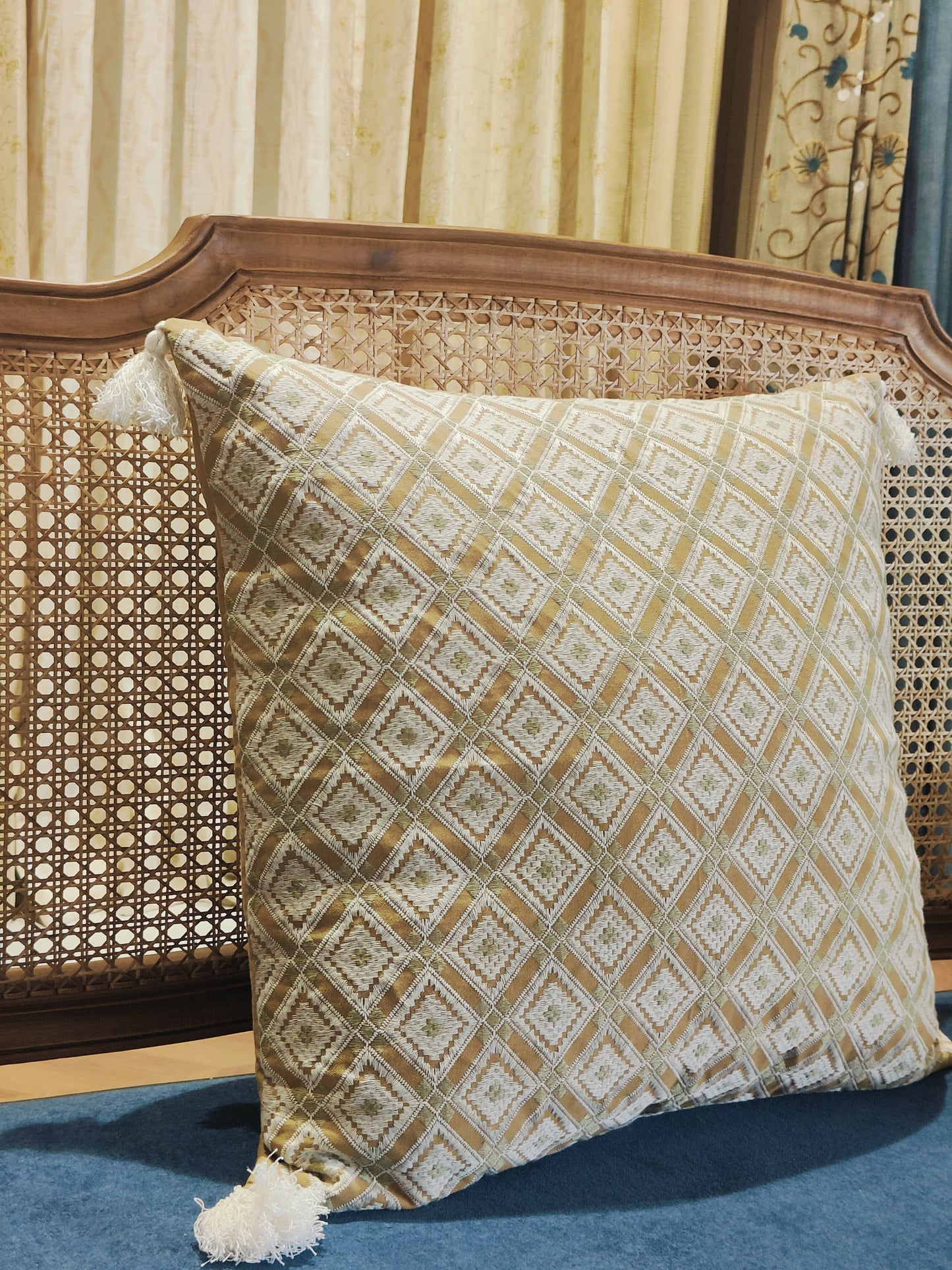 Diamond-patterned Cushion Cover